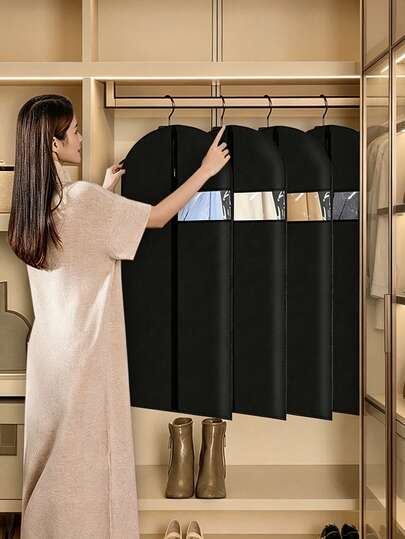 Túi bọc quần áo dày dặn chống bụi - Được thiết kế để bảo vệ quần áo vest, áo khoác và trang phục trang trọng khỏi bụi bẩn; Chống thấm nước và chống bụi, thích hợp để cất giữ và sắp xếp quần áo trong tủ quần áo tại nhà; Túi bọc quần áo màu đen bền chắc - Cần thiết cho áo khoác và vest, vật dụng không thể thiếu trong tủ quần áo; Túi đựng quần áo có khóa kéo, thích hợp cho áo sơ mi, áo khoác, váy dài, v.v.