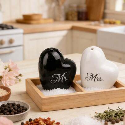 Bộ 2 lọ đựng muối và tiêu hình trái tim màu đen trắng bằng gốm sứ, bề mặt tráng men sần, đóng gói trong hộp quà, thích hợp dùng trong nhà bếp, phòng ăn, tiệc tùng, quà tân gia, quà Valentine, quà sinh nhật.
