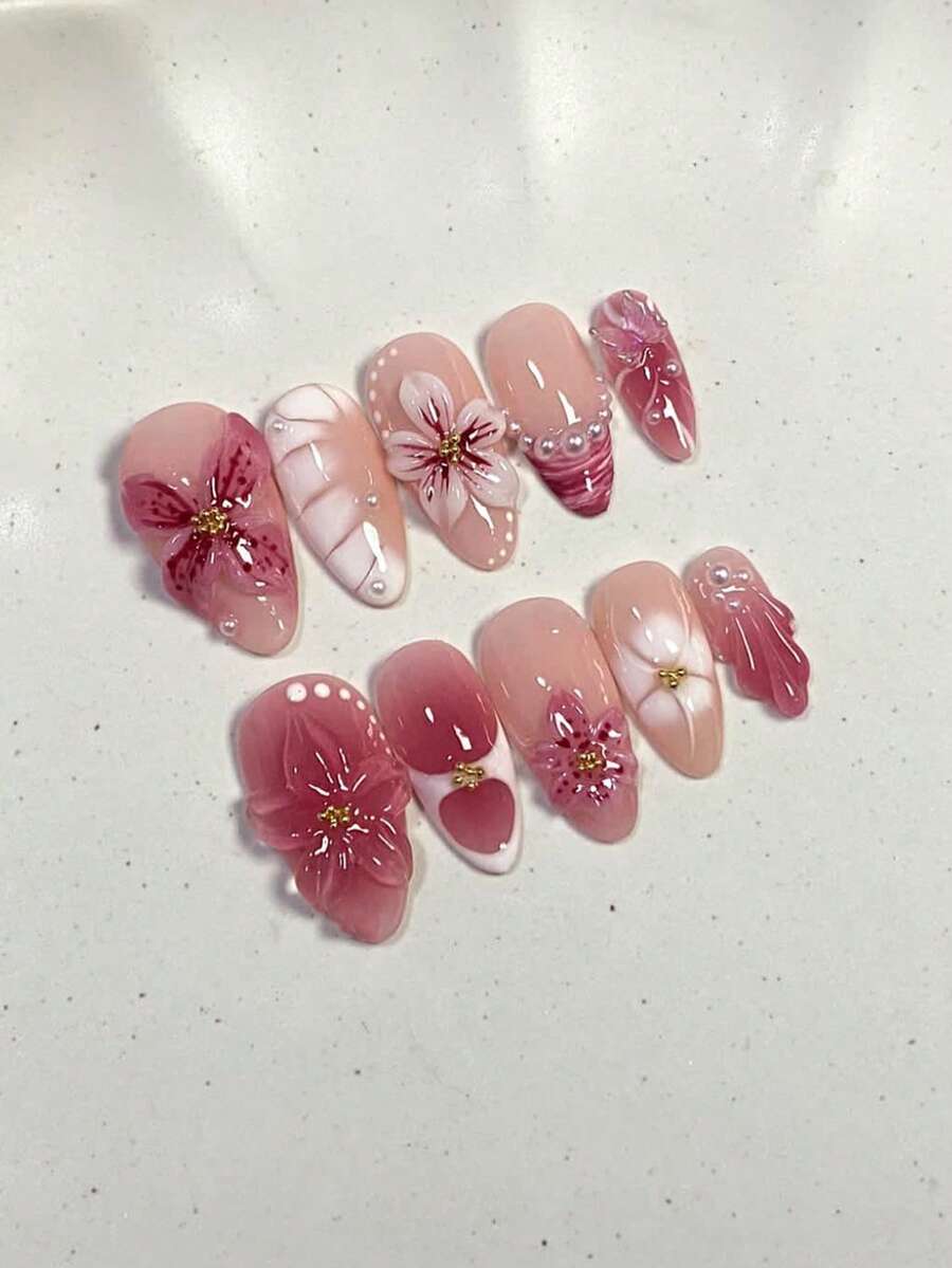 30片海洋風黏貼式美甲貼片，杏仁形假指甲，3D海星貝殼花卉圖案，珍珠金飾裝飾，亮面全覆蓋人造指甲，適合女性女孩夏季度假海灘日常配戴