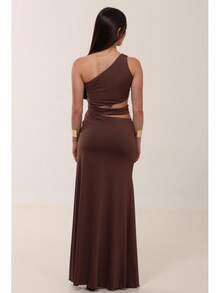 VESTIDO CAROLINE LONGO COM RECORTES E FENDA LATERAL Cinturado Assimétrico Ombro Único - Marrom - Visão 3