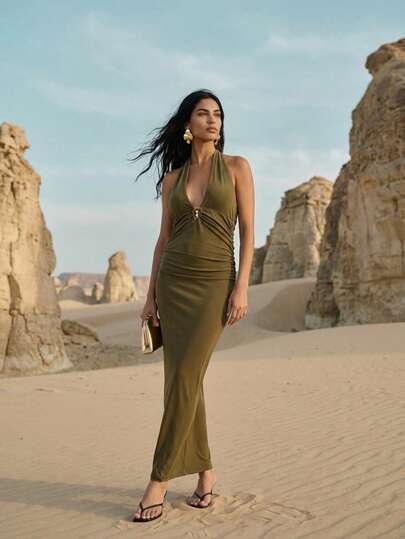 Rouah Đầm maxi nữ cổ yếm xếp ly màu xanh ô liu, cổ chữ V sâu với chi tiết kim loại cao cấp, hở lưng, thích hợp cho mùa hè.