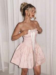 Elegante vestido mini sin tirantes para mujer, confeccionado en tela de satén con tejido en relieve reluciente.Destaca un amplio lazo en el pecho y una falda acampanada con volantes.Diseño favorecedor con corte corsé, perfecto para citas románticas y con un encantador estilo princesa. - Amarillo - Ver 9
