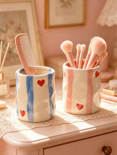 Hộp đựng cọ trang điểm 1 chiếc, hộp đựng đồ trang điểm để bàn dễ thương, hộp đựng đồ trang điểm vừa đẹp mắt vừa tiện dụng cho cọ và bút; cốc trang trí hình trái tim, thích hợp cho phòng ngủ và phòng tắm; hộp đựng đồ trang điểm thời trang, thích hợp cho bàn trang điểm và mặt bàn; đồ trang trí phòng ngọt ngào cho các cô gái; phụ kiện thiết thực với chức năng sử dụng và sắp xếp hàng ngày.