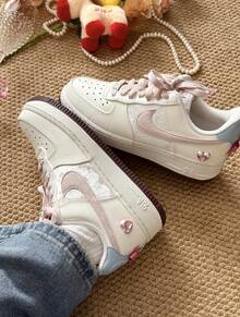 Nike Wmns Air Force 1 'Valentine's Day' 2026  IQ4937-161 - 白粉紅藍 - 查看 1