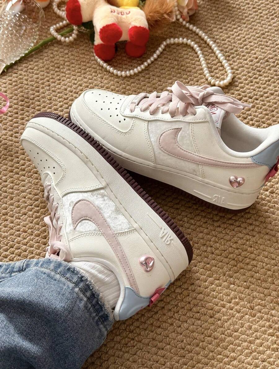 Nike Wmns Air Force 1 'Valentine's Day' 2026 IQ4937-161 - 白粉紅藍 - 查看 1