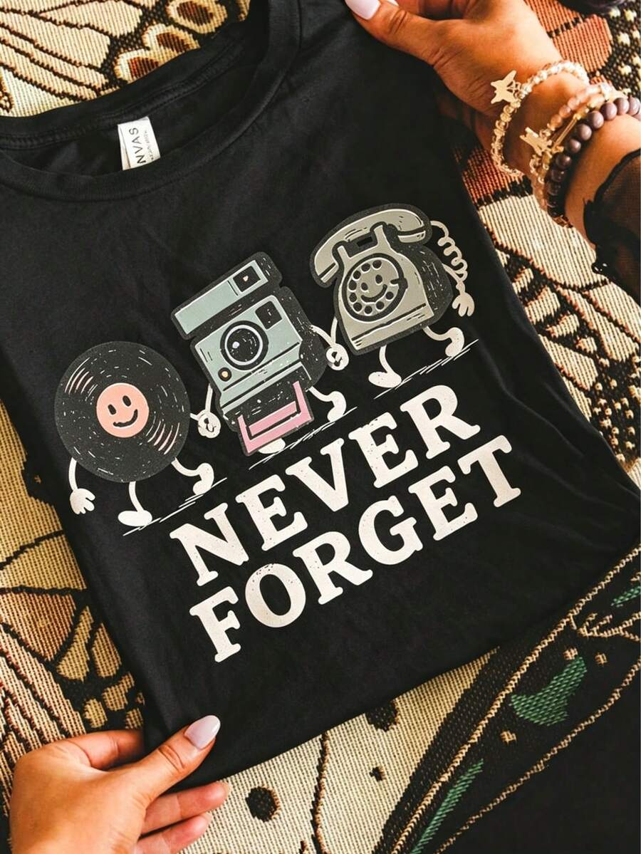 Women's Plus Size 90s Retro T-Shirt - 90s Pop Culture Vintage Tee With Cassette, Floppy Disk & Up Graphics, White Nostalgic 90s TV & Movies Shirt - 黑色 - 查看 1