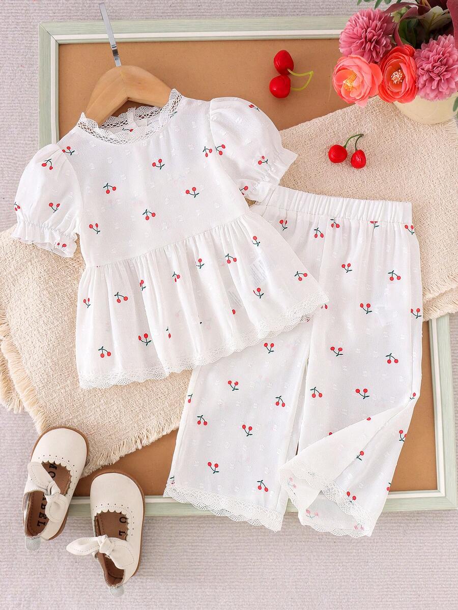 Bộ đồ 2 món cho bé gái, gồm áo không tay và quần ống đứng in họa tiết quả anh đào dễ thương, kiểu dáng mùa hè, có bèo nhún ở gấu áo, kèm quần ống đứng in họa tiết tương tự. - trắng - Xem 1