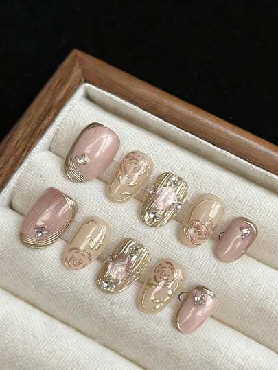 qihangxin 10 miếng dán móng tay ngắn thủ công, quà tặng Giáng sinh, móng giả, họa tiết chấm bi đen trắng, móng màu nâu, trang trí kim loại 3D vẽ tay, nghệ thuật móng tay vuông và tròn ngắn sang trọng, có thể tái sử dụng, có thể tháo rời, kèm bộ dụng cụ, thích hợp để sử dụng hàng ngày hoặc làm quà tặng ngày lễ. Keo dán móng