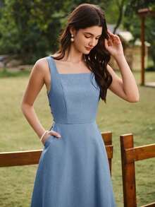 Este elegante vestido midi de tirantes, en un verde profundo, es la prenda ideal para el verano.Con un diseño vintage de botones y prácticos bolsillos, su corte acampanado favorece la silueta y combina estilo con funcionalidad.Es perfecto para paseos por la playa, vacaciones, brunchs o cualquier ocasión primaveral y veraniega, evocando el estilo romántico de los años 90. - lago azul - Ver 7