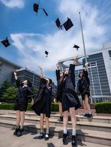 一套2026毕业帽 - 可调节尺寸的学士帽，配有黑色流苏和金色“2026”年份吊坠。无论是毕业典礼、返校节、主题活动、学校庆典、生日派对、婚礼、主题聚会、复古派对或其他场合，这都是参加各种派对、正式活动和拍照留念的理想配饰。 - 均碼 - 查看 2