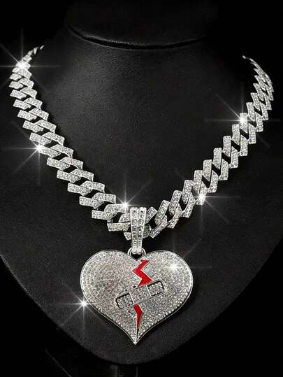 1 pieza Colgante de corazón con vendaje de estilo hip hop, colgante de corazón roto totalmente cubierto de rhinestones en cadena cubana, accesorio de encanto brillante de plata para raperos y ropa urbana