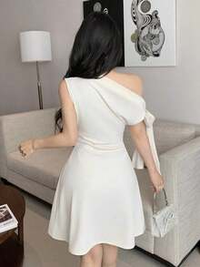 Vestido minimalista para mujer con estampado floral de tinta, hombro asimétrico con lazo, cintura ajustada - Beis - Ver 2
