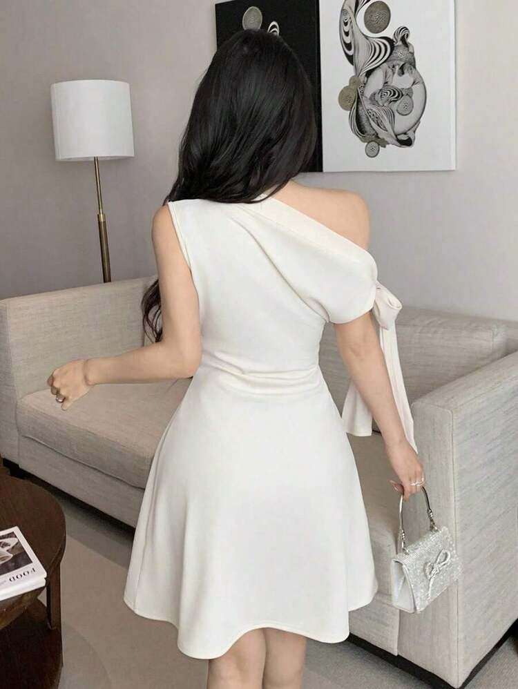Vestido minimalista para mujer con estampado floral de tinta, hombro asimétrico con lazo, cintura ajustada - Beis - Añade 2