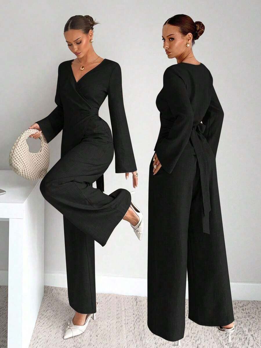 Elegante conjunto de mujer novedad de otoño, compuesto por blusa de manga larga acampanada envolvente y pantalones wide leg de talle alto.Cuenta con diseño ajustado en la cintura con lazo trasero, corte favorecedor y tela texturizada fresca, ideal para oficina y looks diarios elegantes. - Negro - Ver 1