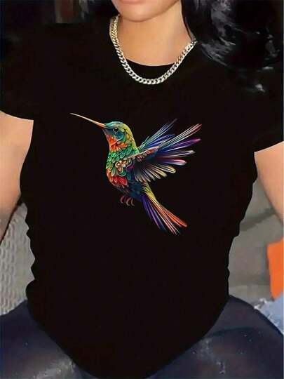 Camiseta Negra para Mujeres con Diseño de Colibrí Vibrante - Plumas Coloridas, Poliéster Ligero, Ajuste Cómodo para Uso Casual, Perfecta para el Hogar o Uso Diario, Camiseta de Uso Casual |     Camiseta con estampado vibrante |     Tela de algodón a cuadros de estiramiento medio