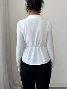 Blusa elegante femenina de manga larga blanca para oficina, cuello solapa en V, nudo asimétrico lateral con cinta estampada paisley, cintura fruncida entallada.Tela caída suave, estilo intelectual elegante, ideal para trabajo y uso diario. - Negro - Ver 10