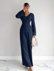 Elegante conjunto de mujer novedad de otoño, compuesto por blusa de manga larga acampanada envolvente y pantalones wide leg de talle alto.Cuenta con diseño ajustado en la cintura con lazo trasero, corte favorecedor y tela texturizada fresca, ideal para oficina y looks diarios elegantes. - Azul marino - Ver 3