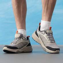 Skechers 经典户外风格 | 轻便、缓震、耐穿的男士低帮休闲运动徒步鞋 - 淺灰色 - 查看 3