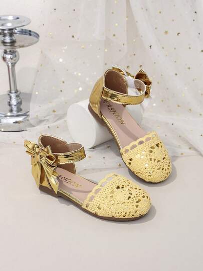 1 đôi sandal công chúa phong cách Bohemian cho bé gái, nơ vàng 3D, phần trên đan thủ công màu kem, sandal mùa hè họa tiết hoa cổ điển, phù hợp cho váy, tiệc tùng, biểu diễn, mặc hàng ngày và làm quà tặng.