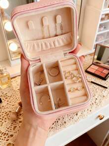 1 hộp đựng trang sức tối giản, hộp đựng trang sức PU di động, hộp đựng trang sức du lịch mùa hè, hộp đựng trang sức mini, thích hợp đựng bông tai, dây chuyền, nhẫn, v.v., có thể dùng để trưng bày và cất giữ trang sức, hộp đựng trang sức dung tích lớn, thích hợp để đựng bông tai, nhẫn, dây chuyền, vòng tay, phụ kiện làm móng, quà tặng Ngày của Mẹ, Giáng sinh, Halloween, hộp đựng đồ dùng cho nữ, vật dụng cần thiết khi đi du lịch, hộp đựng đồ dùng ký túc xá, hộp đựng trang sức du lịch quà tặng Ngày Valentine. - Nhiều màu - Xem 2