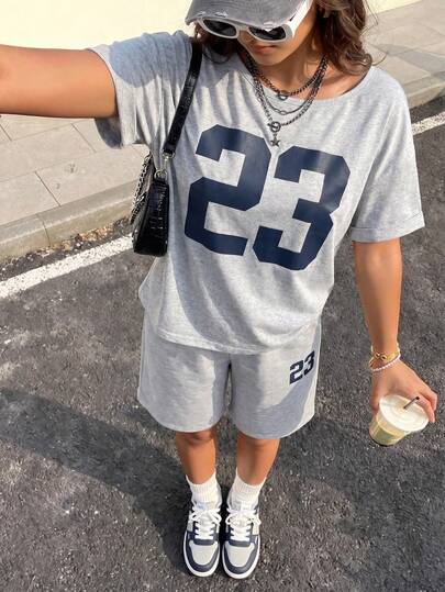 两件套女士舒适灰色短袖上衣和配套短裤套装，印有数字图案