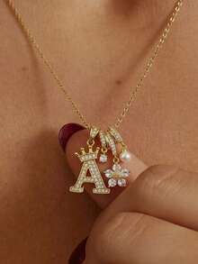 1 pieza Exquisito y elegante collar con colgante de letra artística A-Z enchapado en oro de 18K, collar con colgante de flor de cinco pétalos blanca y perla, adecuado para uso diario de mujeres, gran regalo para cumpleaños, fiestas y aniversarios - Dorado - Ver 1
