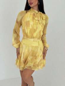 Vestido de manga larga ajustado con silueta de paraguas para mujer, nuevo para otoño/invierno, para uso casual/citas/salidas/maestras, vestido romántico con estampado de teñido anudado en púrpura y cuello alto con lazo en la cintura - Amarillo - Ver 3