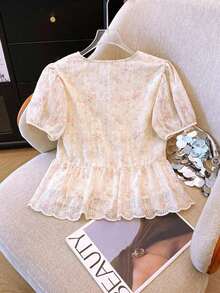 Camisa elegante para mujer con cuello en V, manga corta abullonada y diseño de bordado floral.Cierre frontal de botones, falda inferior ondulada y borde en forma de concha.Tejido ligero transparente delicado, estilo dulce y femenino. - Multicolor - Ver 2