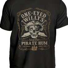 ONE-EYED WILLY'S Pirate Rum Graphic Plus Size T-Shirt - Vintage Style Black Tee With Skull And Crossed Swords Retro Inspired Design For Pirate Lovers - Ideal For Halloween Costume Parties And - 黑色 - 查看 1