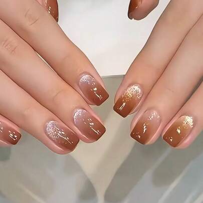 Thêm chút lãng mạn với bộ 24 móng tay giả ngắn màu nâu gradient lấp lánh bạc, độ phủ toàn bộ, dành cho phụ nữ và bé gái, thích hợp cho mùa hè. Bao gồm 1 tờ keo dán và 1 dũa mini. Thích hợp cho các bữa tiệc mùa hè, công sở, sử dụng hàng ngày. Keo dán dạng gel được giao ngẫu nhiên.