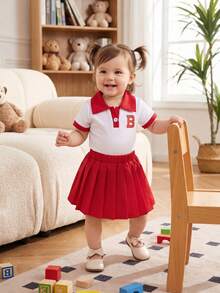 Conjunto de 2 piezas de blusa con estampado de letras tipo universitario y falda plisada para niñas pequeñas, conjunto de ropa para exteriores - Rojo - Ver 3