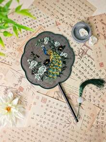 这款中国风刺绣扇，采用半透明纱布底，双面精美刺绣，饰以多种经典中国动物图案，层次丰富的刺绣工艺和精致的3D立体设计，尽显东方韵味。完美搭配汉服、旗袍、新款中国风服饰，适合拍照、日常使用和家居装饰。品质上乘，美观大方，是传统文化爱好者的必备中国风配饰。 - 刺繡圓扇 - 查看 5