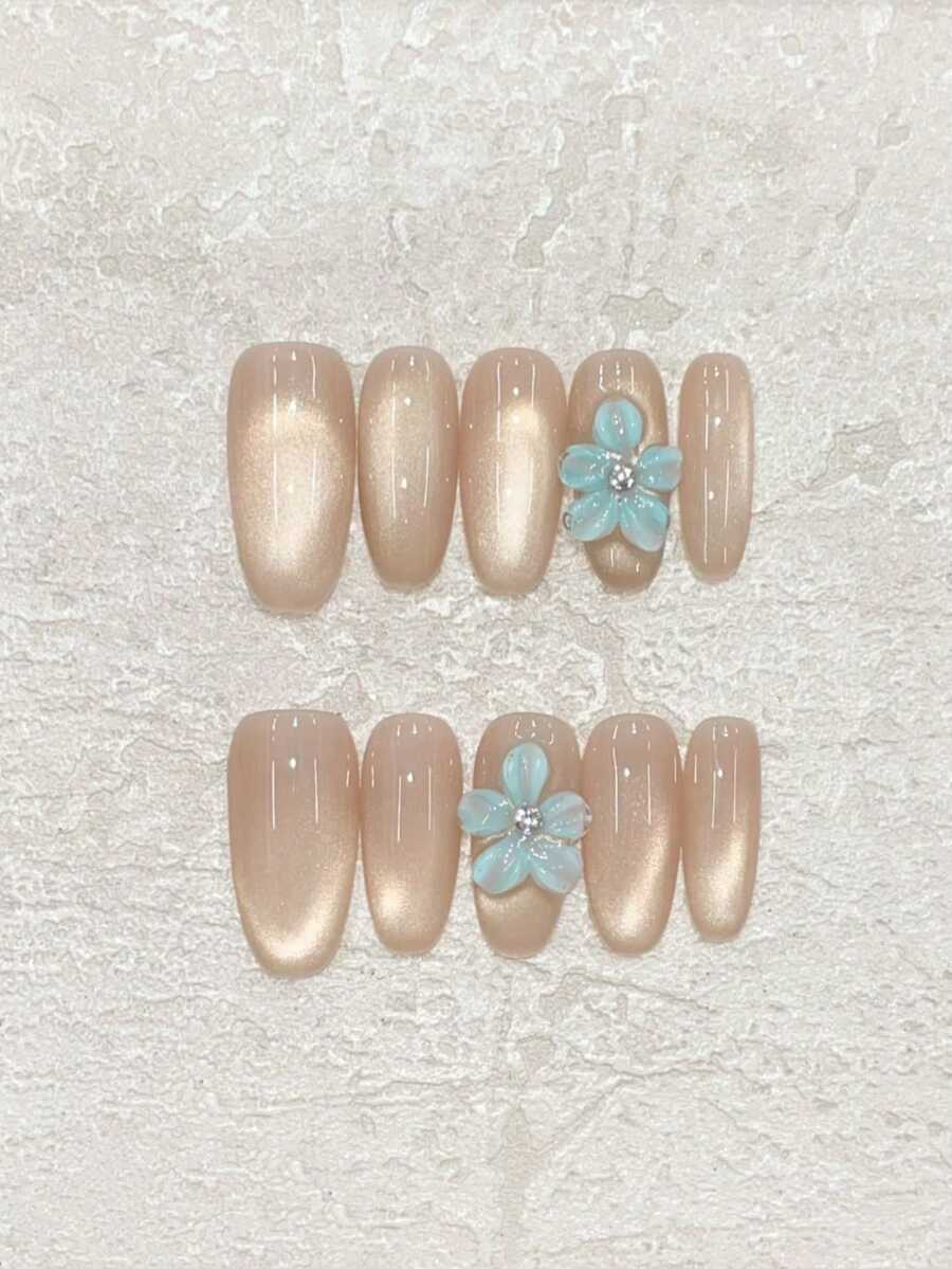 Ai hiểu được điều này! Bộ 10 móng tay giả thủ công hình oval dài vừa phải với thiết kế mắt mèo vàng óng ánh này thực sự là một lựa chọn yêu thích tự nhiên! Thiết kế mắt mèo tông màu nude nhẹ nhàng với độ bóng như thủy tinh, tinh tế nhưng sang trọng. Kết hợp với những bông hoa nhỏ 3D màu xanh bạc hà trong suốt, sự tỉ mỉ đến từng chi tiết được tối đa hóa. - Vàng - Xem 1