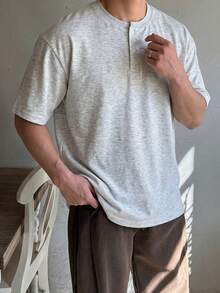 1件男士 Polo 衫，灰色亨利領落肩圓弧下擺，針織面料柔軟舒適，寬鬆修身不起球，復古美式極簡休閒日系慵懶風，輕便美式休閒夏季日常通勤款 - 淺灰色 - 查看 2