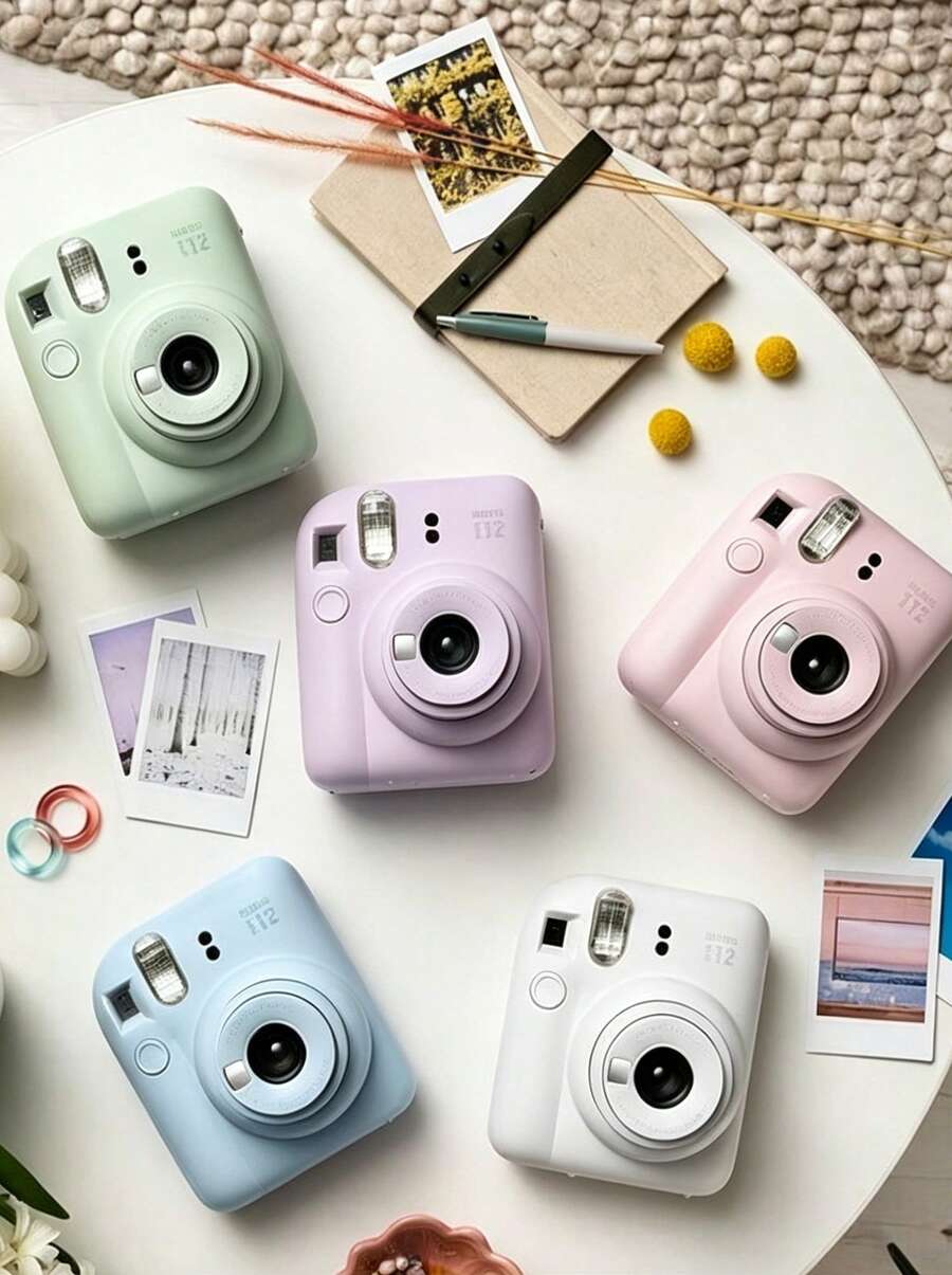 FujiFilm Máy ảnh chụp lấy liền mini12 chỉ nặng 306g, rất nhẹ và dễ mang theo. Máy có nút nguồn xoay để chuyển đổi chế độ chỉ bằng một nút bấm, tính năng tự động điều chỉnh độ sáng thị sai được tối ưu hóa và đèn flash tích hợp. Ghi lại những khoảnh khắc thường ngày ngay lập tức. Chọn giữa chế độ chụp ảnh hoặc chụp phim. - Xem 1