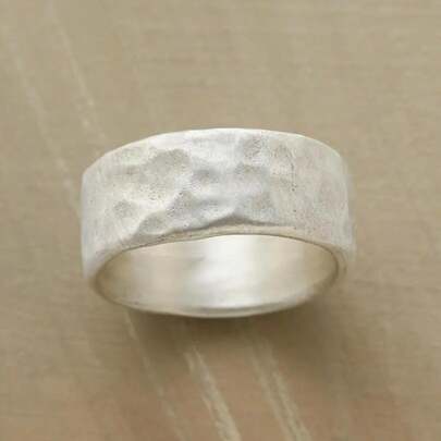 这款戒指散发着原始、粗犷的手工质感，表面采用不对称锤纹，呈现出高端简约的美感，适合户外佩戴。