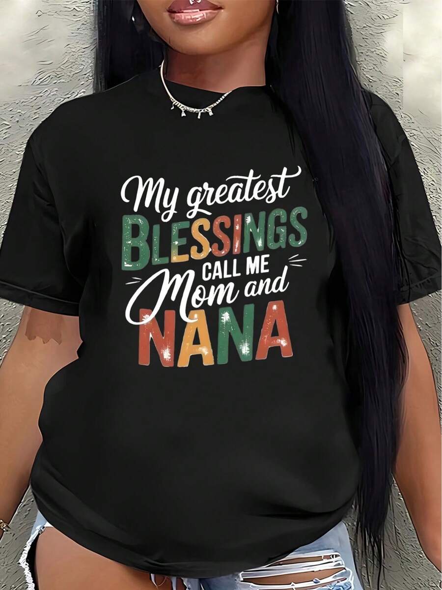 Kortärmad t-shirt för dam, prydd med motivet "Mina största välsignelser kallar mig mamma och mormor", lätt och bekväm, perfekt för familjetillställningar och för avslappnat bruk inomhus eller utomhus. - Svart - Visa 1