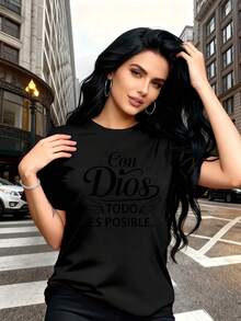 GiftGiftClassic, una expresión religiosa inspiradora que presenta la frase en español "Con Dios Todo Es Posible". Estampado de letras en un estilo moderno. Esta camiseta de manga corta para mujer, sencilla, de cuello redondo, casual y versátil, es adecuada para el tiempo libre. - Negro - Ver 5
