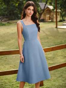 Este elegante vestido midi de tirantes, en un verde profundo, es la prenda ideal para el verano.Con un diseño vintage de botones y prácticos bolsillos, su corte acampanado favorece la silueta y combina estilo con funcionalidad.Es perfecto para paseos por la playa, vacaciones, brunchs o cualquier ocasión primaveral y veraniega, evocando el estilo romántico de los años 90. - lago azul - Ver 4