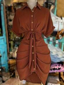 Vestido camisero de mujer de unicolor, con un solo abotonado, nudo y pliegues, para uso casual, de fiesta o de viaje - Marrón - Ver 1