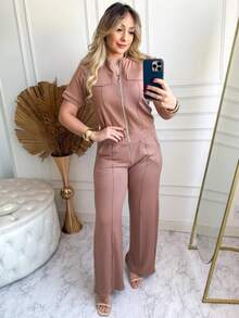 Conjunto blusa manga curta zíper frontal e calça wide leg com bolsos e cordão, em malha de Viscose Premium - Feminino alfaiataria pantalona elegante soltinho verão cintura alta colete casual social bege - Bege - Visão 2
