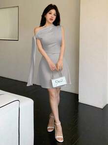 Vestido corto asimétrico elegante burdeos, diseño con lazos en hombro y pliegues en cintura, ideal para citas, fiestas y ocasiones de otoño e invierno - Gris - Ver 7