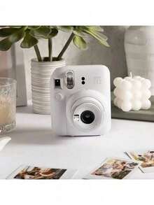 FujiFilm Máy ảnh chụp lấy liền mini12 chỉ nặng 306g, rất nhẹ và dễ mang theo. Máy có nút nguồn xoay để chuyển đổi chế độ chỉ bằng một nút bấm, tính năng tự động điều chỉnh độ sáng thị sai được tối ưu hóa và đèn flash tích hợp. Ghi lại những khoảnh khắc thường ngày ngay lập tức. Chọn giữa chế độ chụp ảnh hoặc chụp phim. - Xem 4