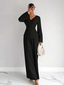 Elegante conjunto de mujer novedad de otoño, compuesto por blusa de manga larga acampanada envolvente y pantalones wide leg de talle alto.Cuenta con diseño ajustado en la cintura con lazo trasero, corte favorecedor y tela texturizada fresca, ideal para oficina y looks diarios elegantes. - Negro - Ver 3
