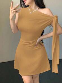 Vestido corto asimétrico elegante burdeos, diseño con lazos en hombro y pliegues en cintura, ideal para citas, fiestas y ocasiones de otoño e invierno - Camel - Ver 8
