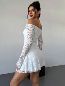 Vestido blanco elegante y romántico para mujer, con diseño de hombros descubiertos, corte entallado favorecedor y falda en A. Decorado con exquisitas flores 3D tridimensionales y detalles de encaje calado.Look delicado, elegante y romántico. - Blanco - Ver 2