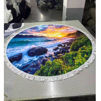 1条圆形沙滩巾，数码印花波浪图案，带流苏，采用超强吸水超细纤维现代针织面料制成，是夏季海滩、游泳和露营的理想之选。