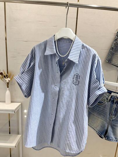 女士蓝色条纹刺绣前开襟纽扣休闲短袖衬衫，适合春夏穿着