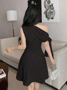 Vestido minimalista para mujer con estampado floral de tinta, hombro asimétrico con lazo, cintura ajustada - Negro 2 - Ver 2