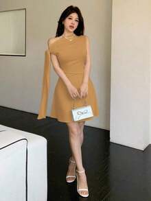 Vestido corto asimétrico elegante burdeos, diseño con lazos en hombro y pliegues en cintura, ideal para citas, fiestas y ocasiones de otoño e invierno - Camel - Ver 7